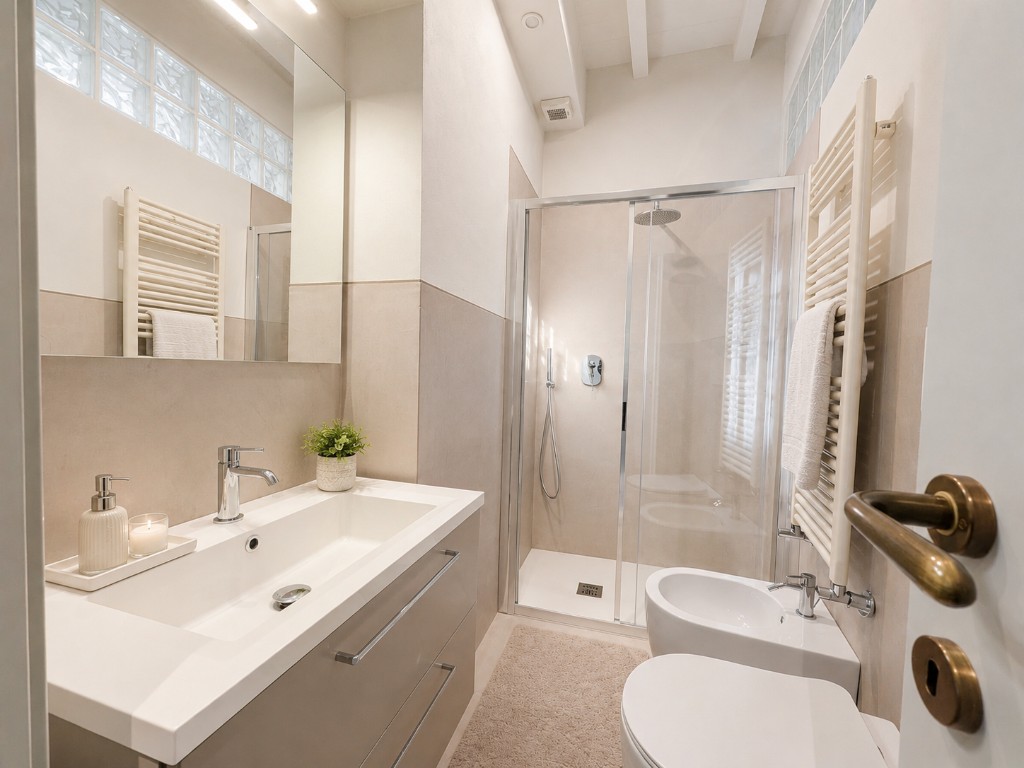 Refined bathroom in a Montalcino suite