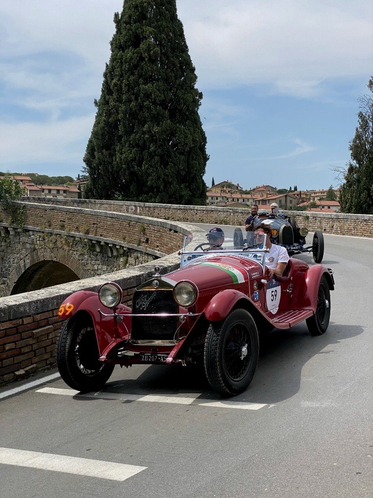Alfa Romeo vintage racer leading a Mille Miglia curve - OHH! Italy Journal