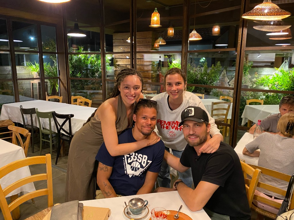 Private group enjoying dinner together at a Roman restaurant during a private OHH! Italy journey