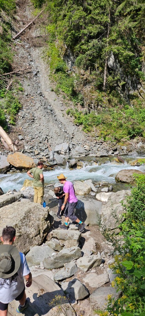 Exploring the river rocks · Racines 2024