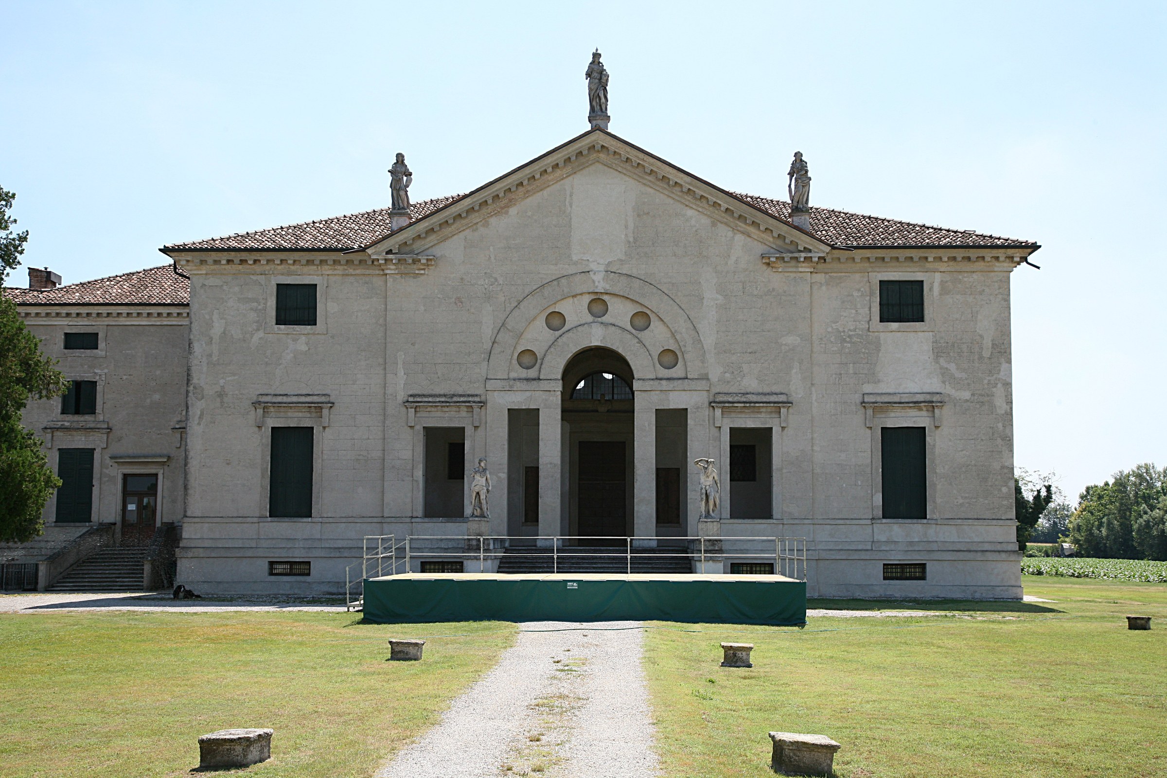 Villa Pojana, Pojana Maggiore: frontal elevation with serliana, oculi in the lunette, pediment statues and brick wings
